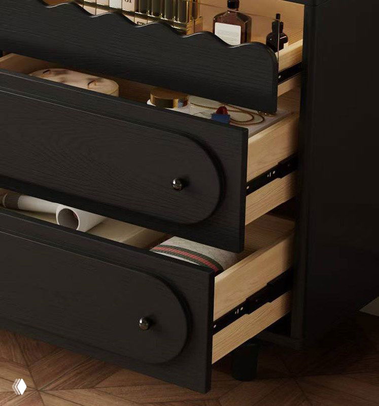 Детальный кадр выдвинутых ящиков комода: внутренние направляющие и отделка из массива дерева, видно организованное хранение внутри.