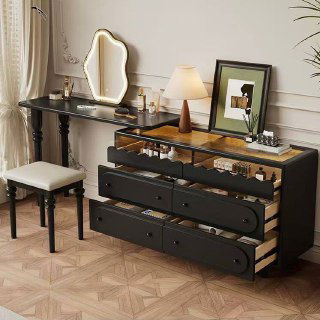 Туалетный столик в тёмной отделке с открытыми ящиками и аксессуарами: вид с акцентом на фронтальные панели и организованное хранение.