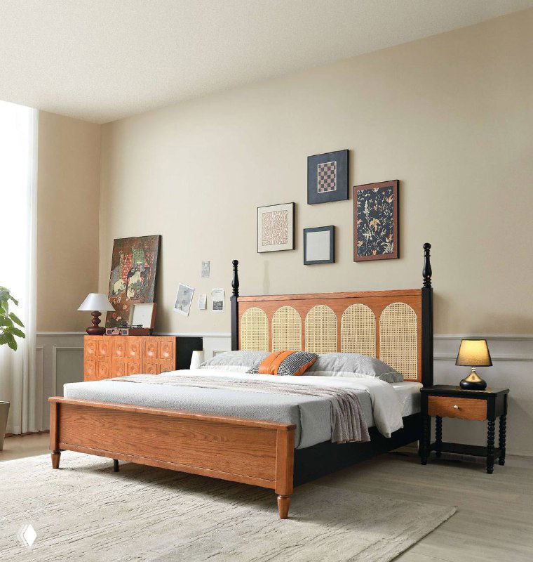 Двуспальная кровать из тёплого дерева с плетёным вставлением в изголовье, вид в интерьере с прикроватными тумбами и настольной лампой.