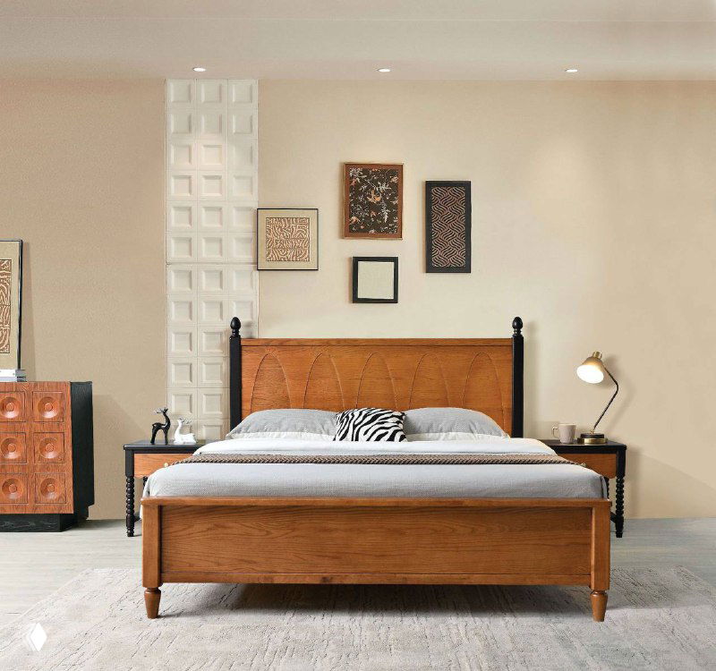 Прямая деревянная кровать в оформленной спальне, строгая мебельная форма, светлые стены и аккуратная постель для товарного каталога.