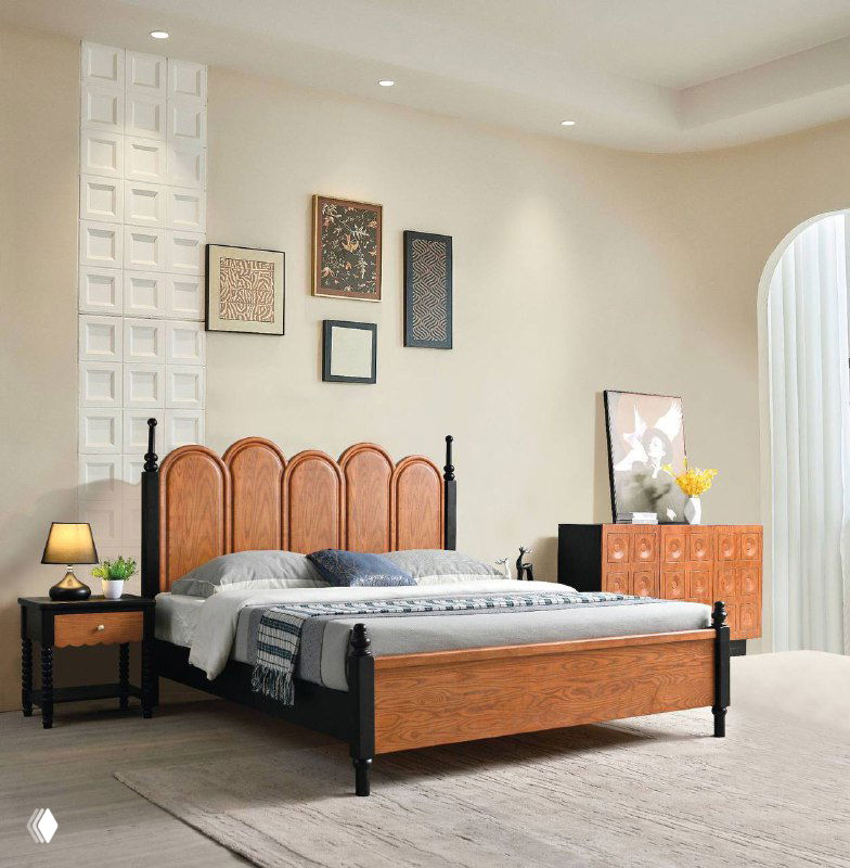 Широкая кровать с многосекционным изголовьем в деревянной отделке, видно тумбу с декоративными элементами и мягкий ковер в комнате.