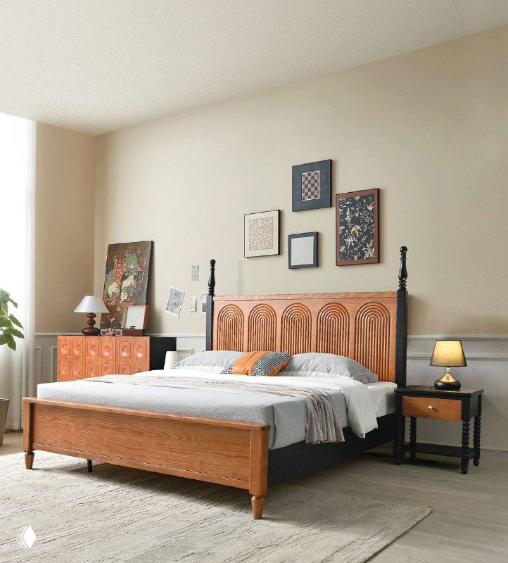 Кровать из светлого дерева с изящным высоко поднятым изголовьем и простыми ножками, стилизация комнаты в нейтральных тёплых тонах.