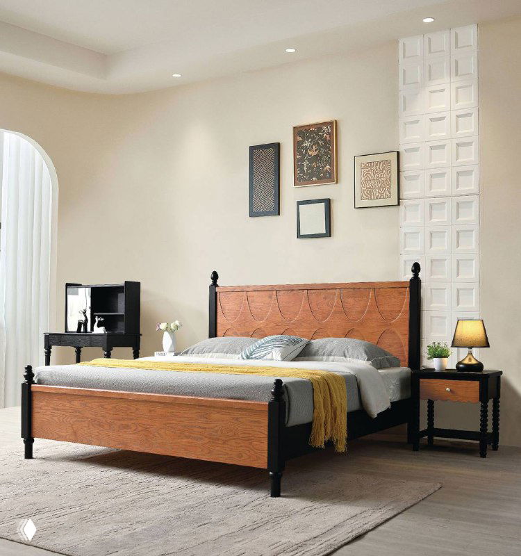 Низкая деревянная кровать с тёмными элементами основания и изящным резным узором на изголовье, вид сбоку в просторной спальне.