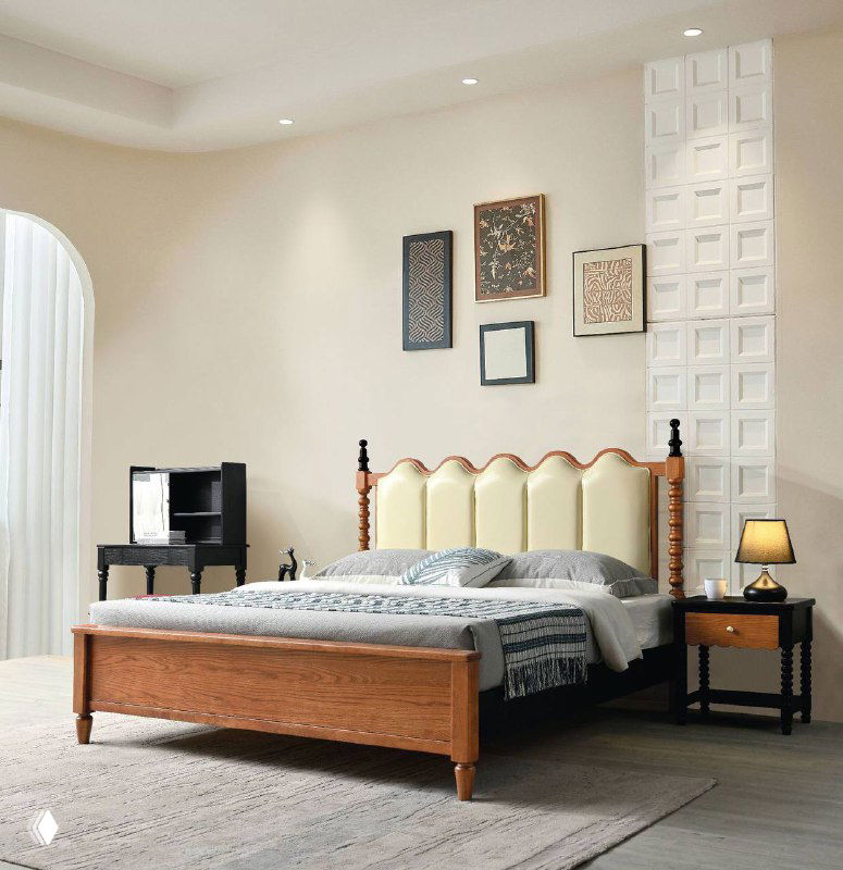 Кровать с мягким обитым вставленным изголовьем светлого оттенка и деревянной рамой, интерьерная фотография для каталога мебели.