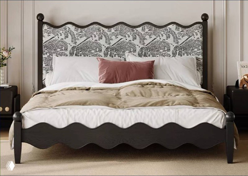 Кровать с волнообразным резным изголовьем и тканевой вставкой в нейтральных бежевых тонах, простая деревянная рама и текстиль в тон.