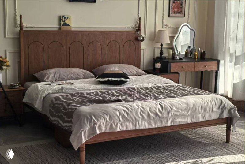 Деревянная кровать в тёплых древесных оттенках: минималистичная низкая рама, уютное постельное оформление и прикроватный туалетный столик в кадре.