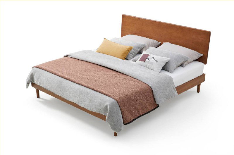 Каталожная съёмка кровати на белом фоне: низкая светлая рама, матрас и плед, демонстрация товарного варианта для каталога мебели.