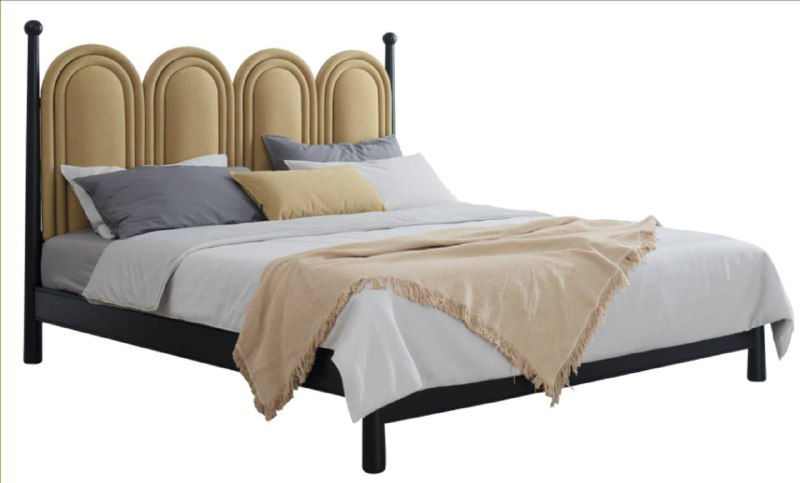 Кровать с тройным арочным изголовьем в бежевых тонах, аккуратно заправленная постель, минималистичный каталожный вид без окружения.