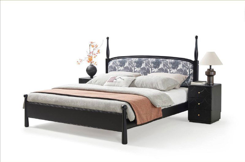 Каталожная фотография кровати с тканевым изголовьем и ночниками, оформление в светлых нейтральных оттенках для демонстрации модели.