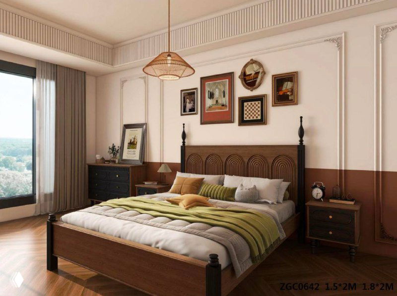 Кровать в оформленной комнате: тёмная деревянная рама, декоративные картины на стене и тёплое постельное оформление в классическом стиле комнаты.