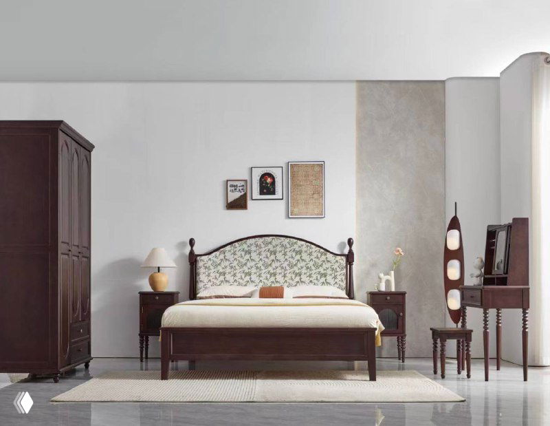 Кровать с мягким тканевым изголовьем в нейтральной спальне, тёмный гардероб и минималистичные прикроватные тумбы в кадре.