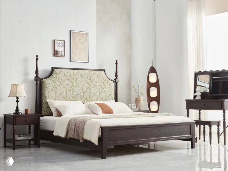 Классическая кровать в светлой комнате с изящным изголовьем и простой отделкой, нейтральная палитра и продуманная композиция мебели.