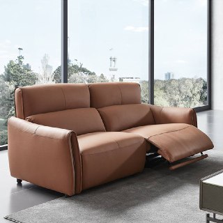 Коричневый кожаный двухместный секционный диван Cowhide с раскрывающимся реклайнером на фоне панорамного окна.