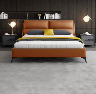 Фронтальный вид коричневой кожаной кровати с высоким мягким изголовьем, оформленной постелью и двумя прикроватными тумбочками в минималистичной комнате.