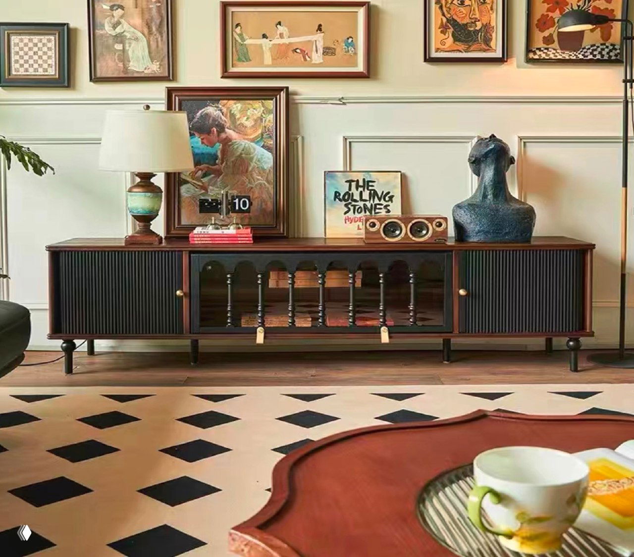 Тумба под ТВ из ясеня – стиль и надежность