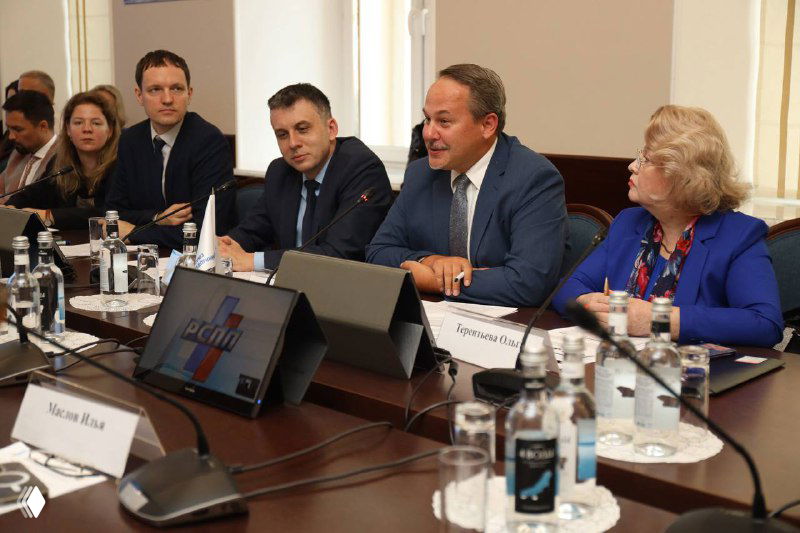 Ближайший ракурс участников: спикеры в костюмах обмениваются мнениями по вопросам трансграничного арбитража и практических рисков для бизнеса.