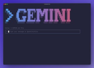 Скриншот тёмного терминального окна Gemini CLI с пиксельным логотипом «GEMINI», промптом и полем ввода, иллюстрирующий новую интерактивную PTY‑оболочку.