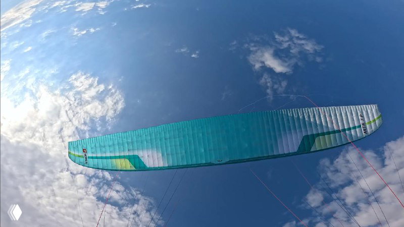 Длинный план крыла Artik 7P на фоне облаков и синего неба; видно натяжение строп и форму крыла в полёте для оценки стабильности.