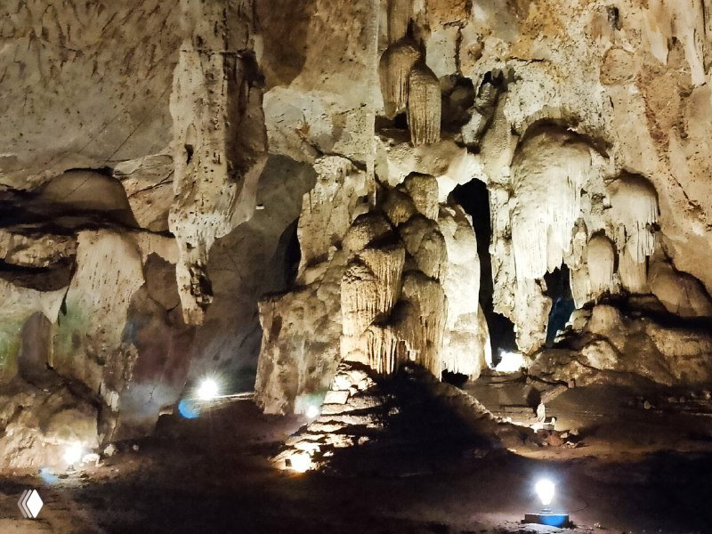 Внутренность карстовой пещеры с натёчными сталактитами и мягкой подсветкой; интерьер пещеры показан крупным планом.
