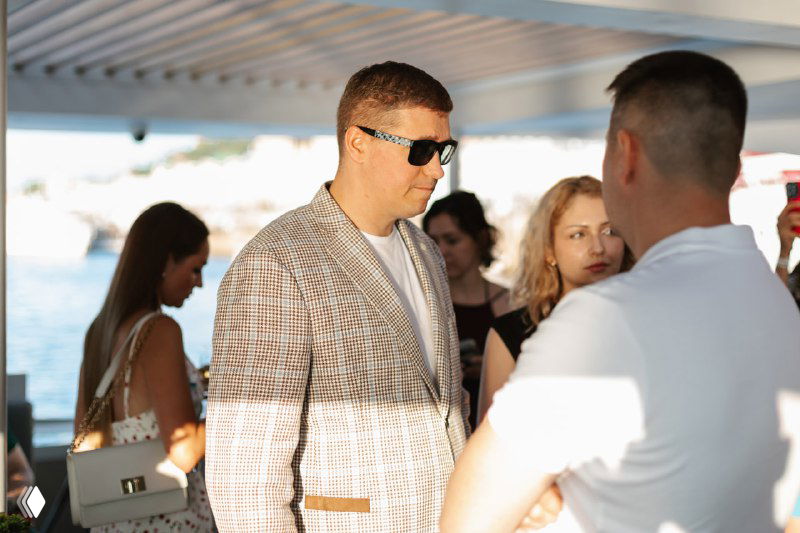 Гости презентации общаются на палубе яхты при естественном свете, в кадре деловая и непринуждённая атмосфера мероприятия проекта «Фордевинд».