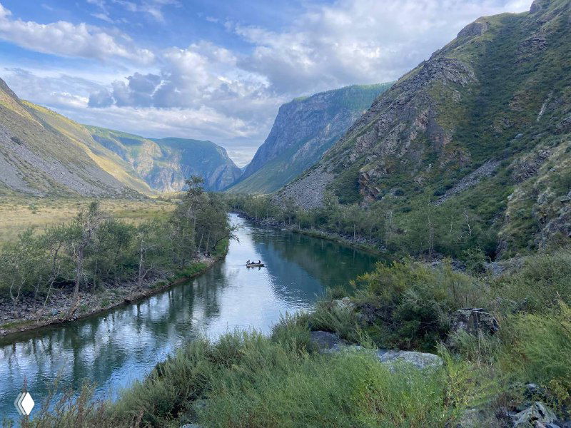 Зеркальная река в глубокой долине между высокими скалами, береговая растительность и ощущение связи с масштабным ландшафтом родной земли.
