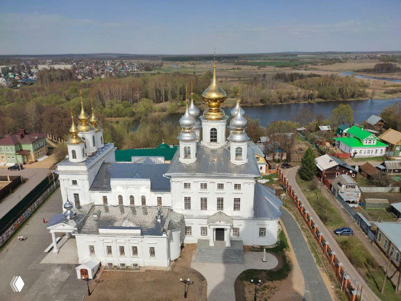 Аэрофото белокаменного храма с золотыми куполами и окрестностями — духовное и культурное место, связанное с ощущением принадлежности.