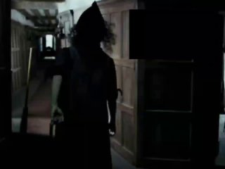 Тёмный силуэт человека в длинном коридоре, держащего сумку; атмосферная низкоосвещённая сцена, лицо неразличимо.