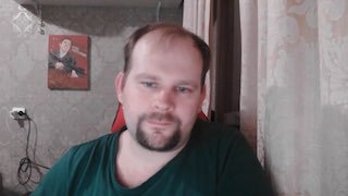 Кадр превью из видео: мужчина в комнате у шторы и картины, смотрит в камеру; нейтральный иллюстративный кадр для поста о маркетинге клиники.