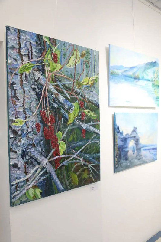 Крупный план нескольких картин из экспозиции Игоря Буреева: детальная текстура мазков и мягкая палитра пейзажной и натюрмортной живописи в белом зале.