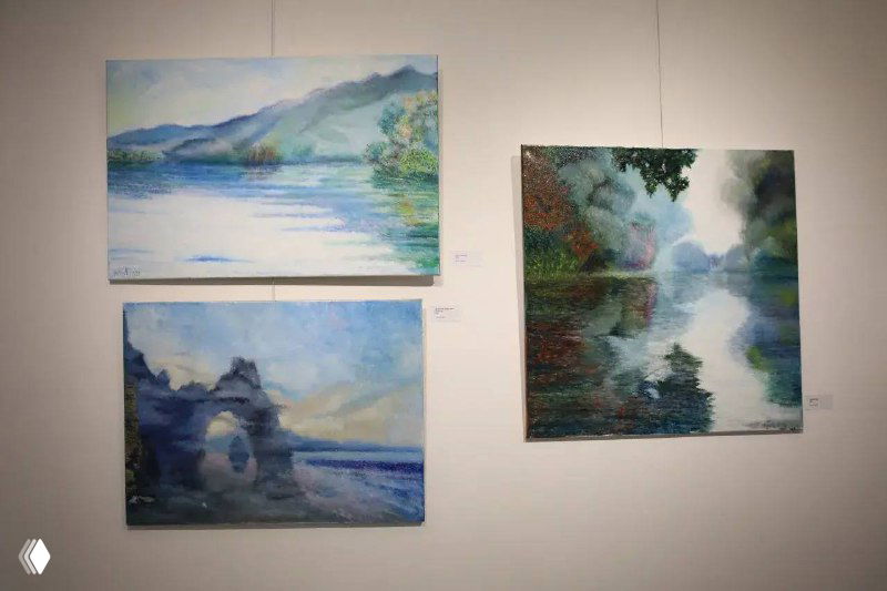 Три картины в экспозиции Игоря Буреева — морские и речные пейзажи, выполненные в мягкой гамме, развешанные на стене белой галереи Сахалинской области.