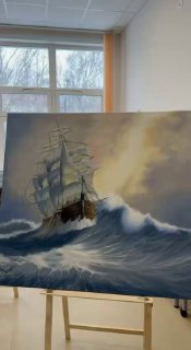 Крупный план масляной картины с парусником, борющимся с штормовыми волнами; динамичная морская сцена с драматическим небом и брызгами.