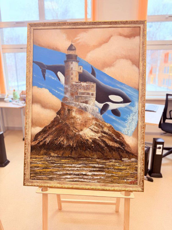 Картина с изображением маяка и крупной касатки в декоративной рамке; сочетание реалистичных морских мотивов и фантазийных элементов в композиции.