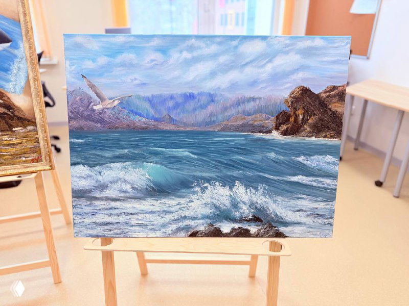 Панорамный морской пейзаж в технике масляной живописи: широкие волны, чайки в небе и сопки на заднем плане, холодная цветовая гамма и текстура мазков.