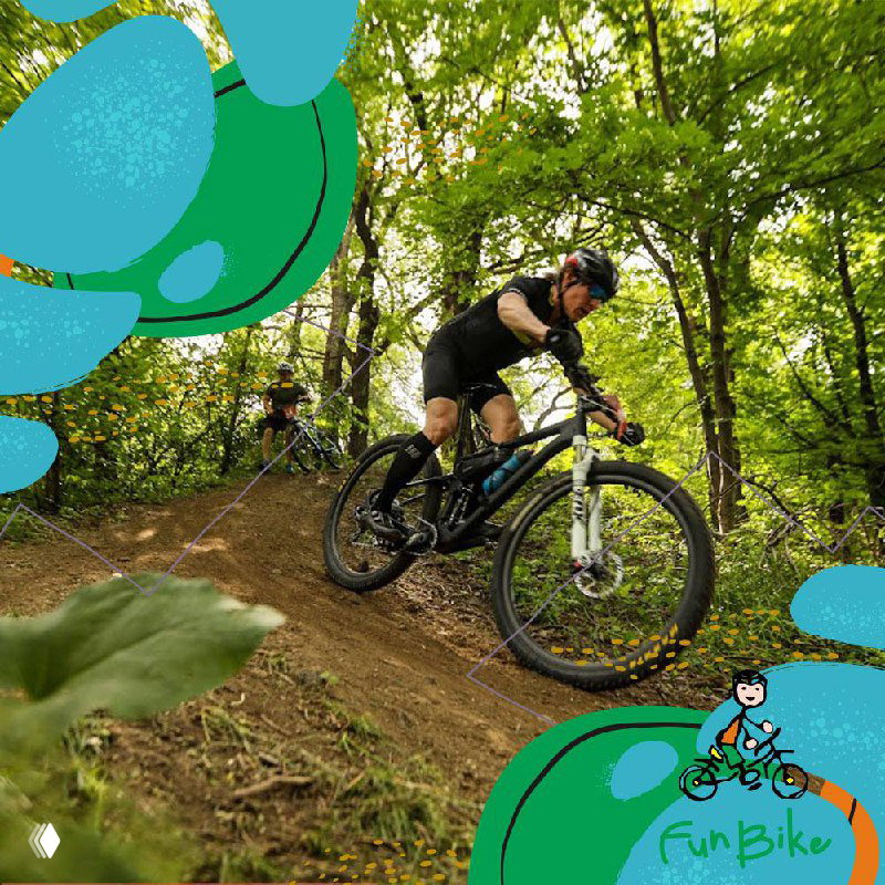 Участник на горном велосипеде спускается по лесной тропе, виден динамичный поворот и часть графики с логотипом FunBike.
