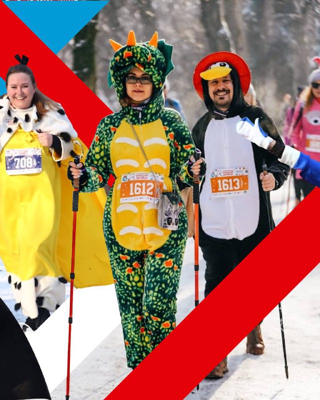 Группа участников в костюмах динозавра и пингвина идёт по трассе скандинавской ходьбы и бега в праздничном мероприятии на свежем воздухе.