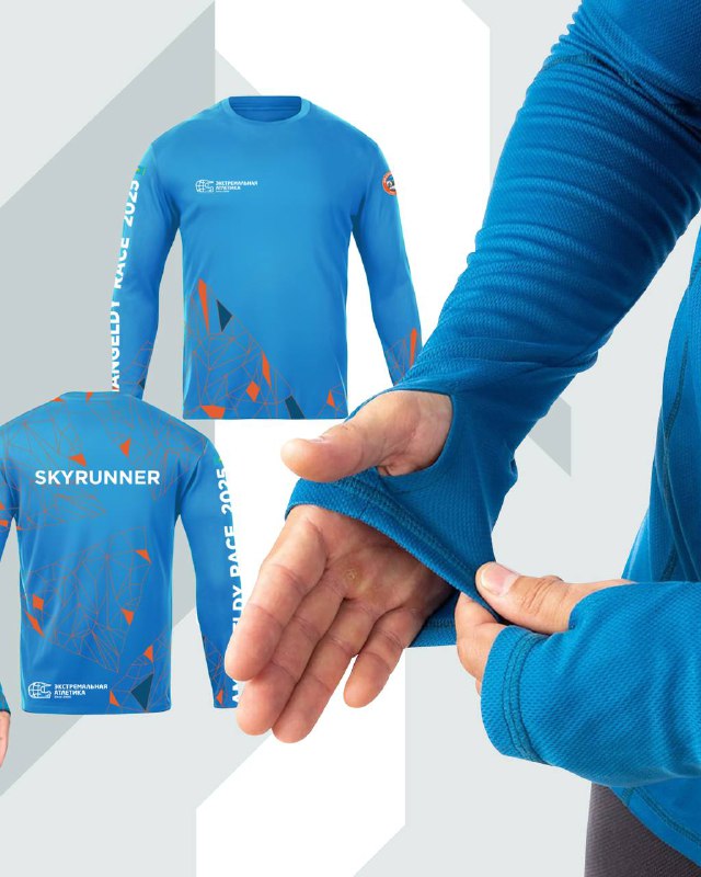 Фото голубого утеплённого лонгслива Athletex Production с видимой манжетой и отверстием для большого пальца, демонстрация дизайна и материала экипировки.