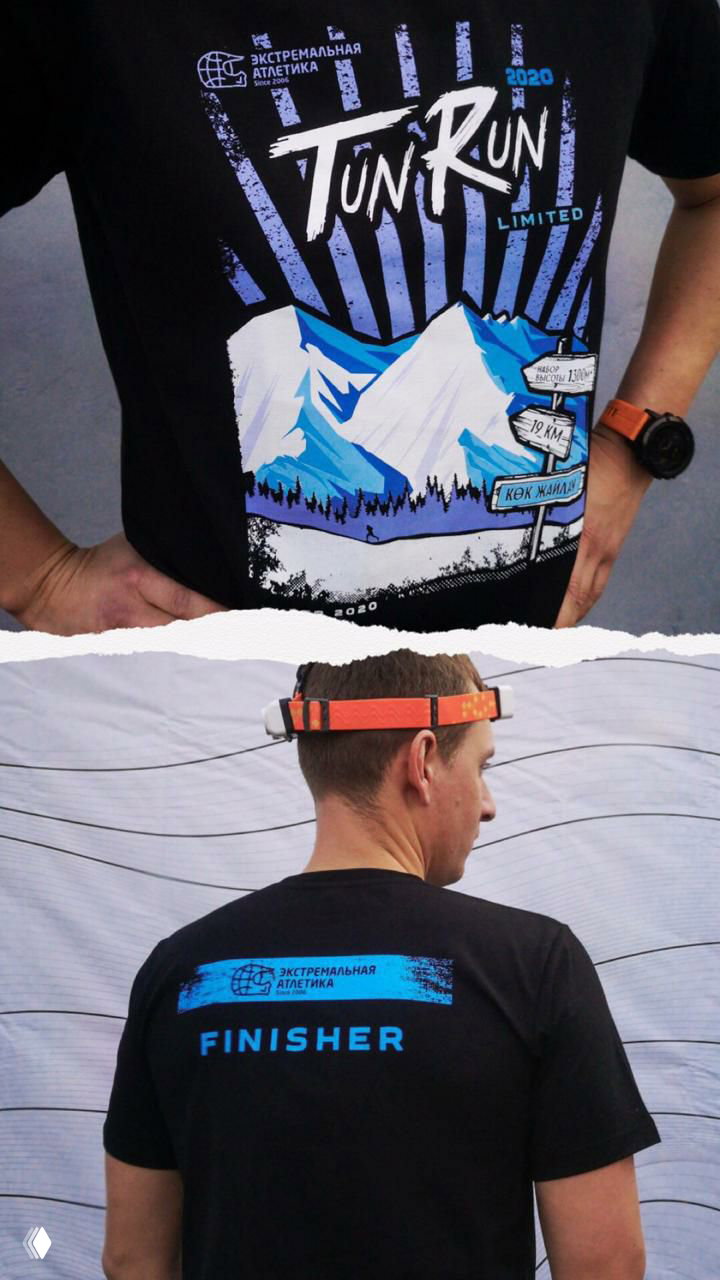 Вид сзади: участник в майке Tun Run, надпись FINISHER крупно на спине, на голове налобный фонарь, демонстрация оформления майки организаторами.