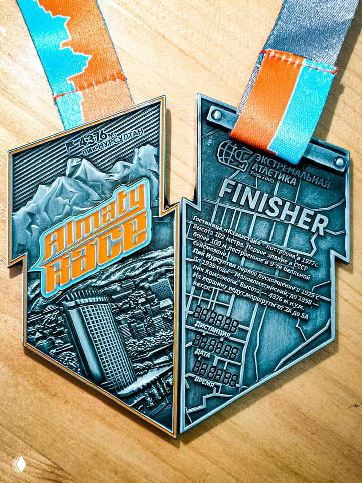 Крупный снимок медали Almaty Race и оборотной стороны с надписью FINISHER: рельефный текст, информация о дистанции и лента