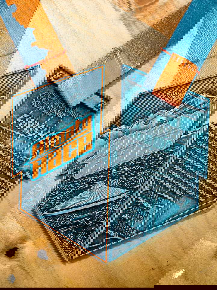 Пара медалей Almaty Race: вид лицевой стороны с горным рельефом и отметкой 3200 м, рядом оборотная сторона с надписью FINISHER