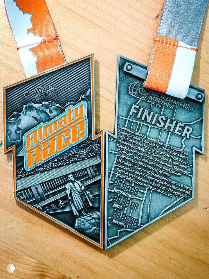 Медаль Almaty Race с отметкой 4010 м: вид обеих сторон, рельефный текст FINISHER, декоративная лента и деревянный фон