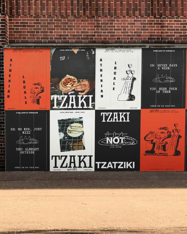 Ряд постеров на кирпичной стене в оранжево-чёрной гамме с различными вариантами логотипа TZAK и графическими плакатами, показывающими уличную эстетику бренда.