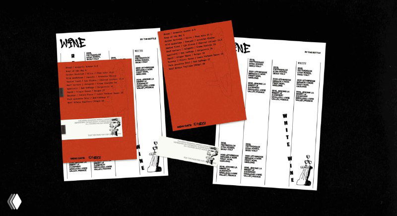 Развёрнутые макеты меню и бумажных материалов на бело-чёрно-оранжевом фоне, виден шрифтовой контраст и модульная верстка меню ресторана.