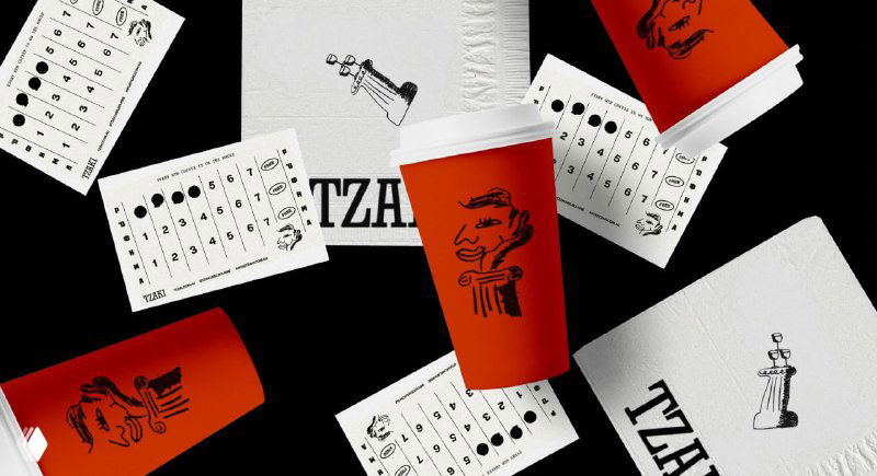 Красочные чашки и бумажные стаканы с логотипом TZAK и графическими рисунками, демонстрация применения фирменной графики для takeaway-продуктов.