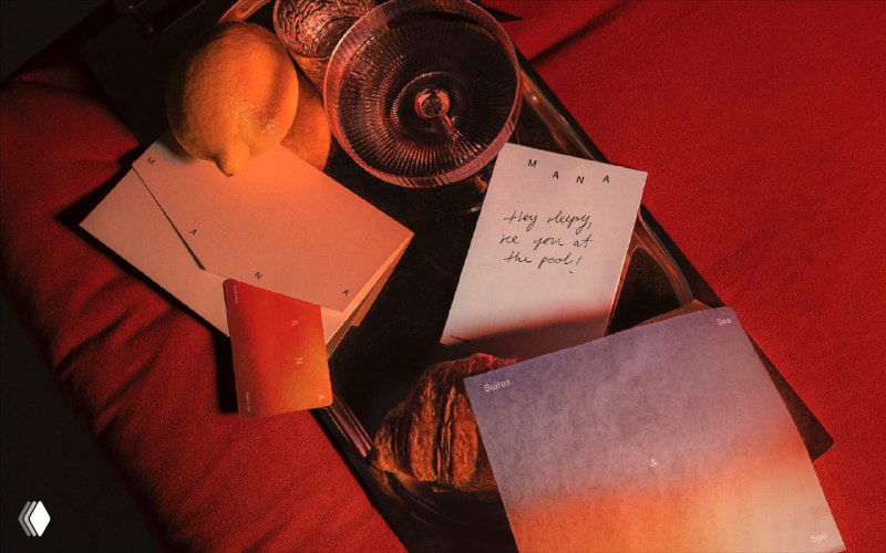 Несколько предметных снимков на тёмном фоне: карточки, записки и градиентные элементы, собранные в уютную композицию в фирменных тонах.