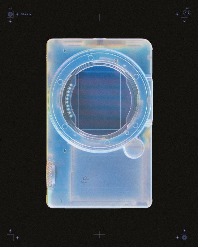 Прозрачный рендер корпуса компактной камеры или футляра, акцент на внутренних формах и тональных переходах цвета.