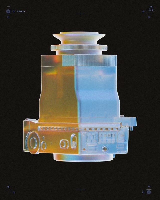 Рендер оптического блока или объектива с голографическими оттенками и выраженной текстурой поверхностей в студийном освещении.