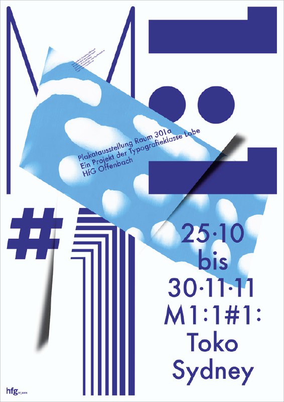 Цветной постер студии Toko с крупными геометрическими фигурами и экспериментальной типографикой в синем и фиолетовом тонах, контрастный акцент.