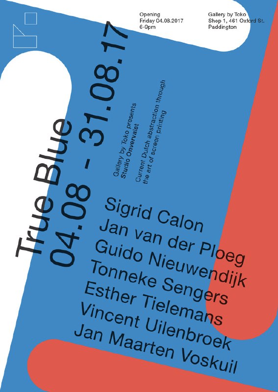 Яркий постер с крупным голубым фрагментом и вертикальным списком имён; сочетание монохромных полос и насыщенной формы.