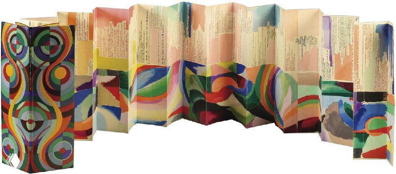 Развернутая двухметровая гармошка: последовательные листы с непрерывными цветными абстрактными мотивами и текстовыми колонками у краёв разворота.