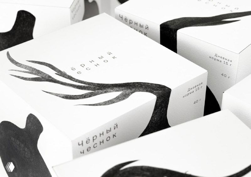 Групповая композиция белых коробок с монохромными иллюстрациями, подчёркивающая фирменный визуальный стиль упаковки чёрного чеснока